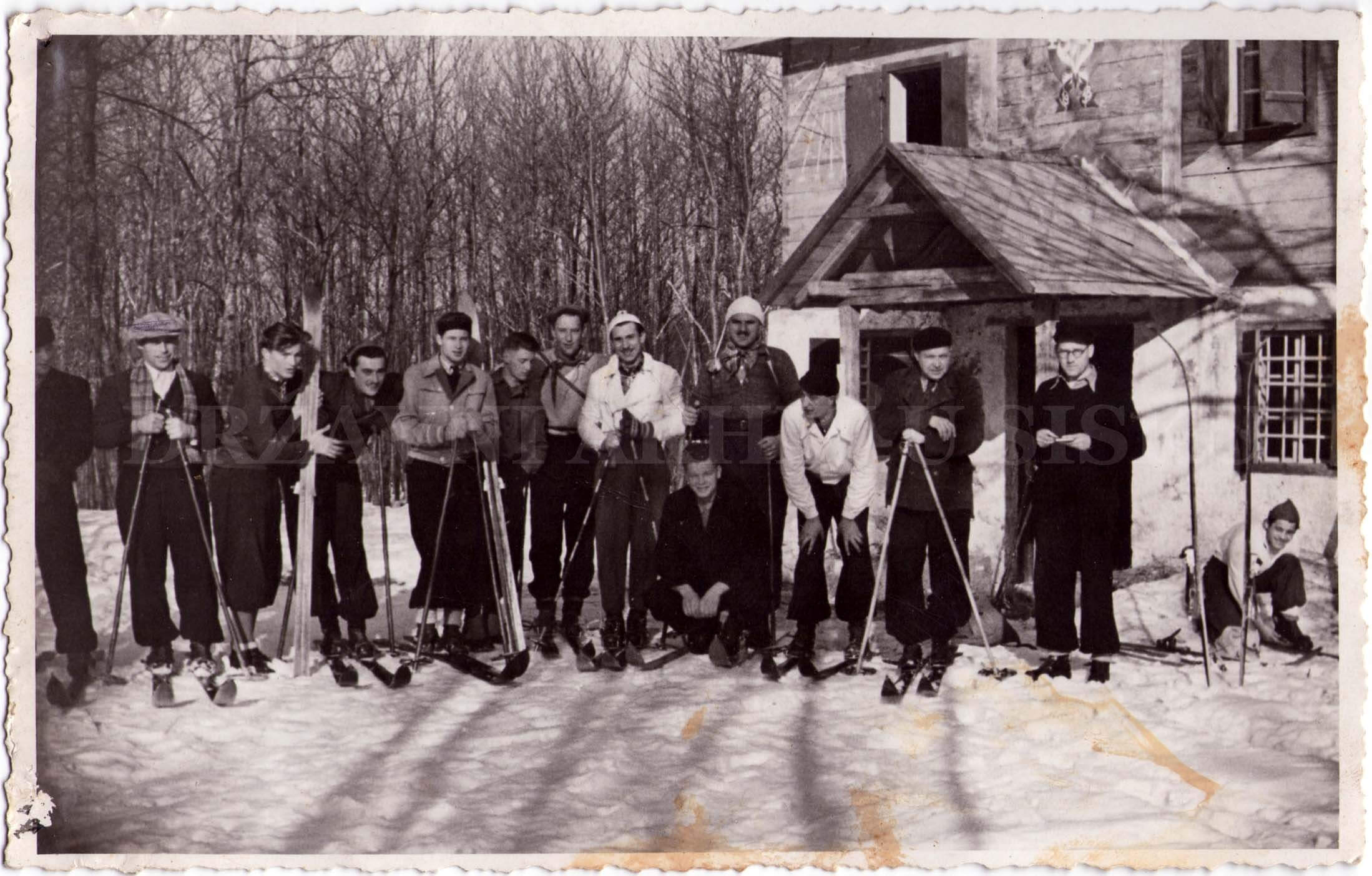 Skijaši na terenu oko planinarskog doma Zrin na Hrastovičkoj gori (Piramida), oko 1930. g.